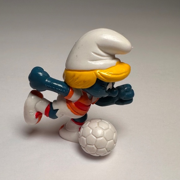 Vintage Soccer Smurfette Schleich 1989 Hong Kong Football Smurf PVC Figure - Picture 2 of 10